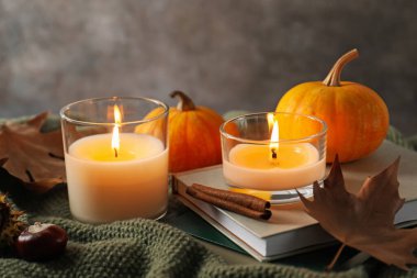 Sonbahar kompozisyonu yanan mumlar ve balkabakları kumaşta, yakın plan