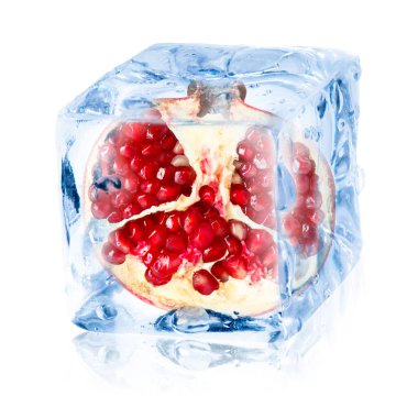 Buz küpündeki taze nar beyazı izole eder.