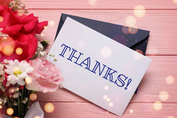 Спасибо открытка, эмблема и цветы на розовом деревянном фоне, вид сверху. Огни Боке