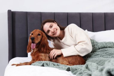 Evcil hayvan dostu otel. Kadın ve sevimli köpeği içeride.