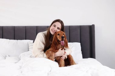 Evcil hayvan dostu otel. Kadın ve sevimli köpeği içeride.