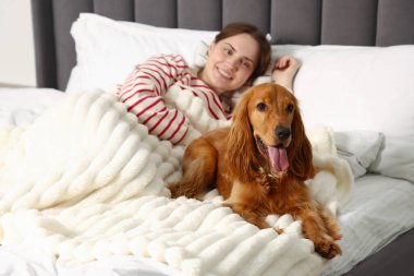 Evcil hayvan dostu otel. Kadın ve sevimli köpeği içeride.