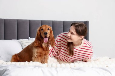 Evcil hayvan dostu otel. Kadın ve sevimli köpeği içeride.