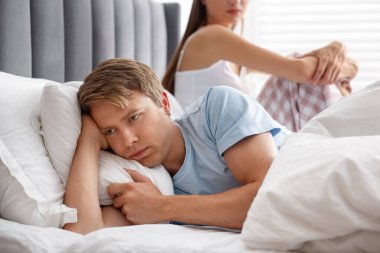 Evde birbirini görmezden gelerek kavga eden çiftleri gücendirdim.