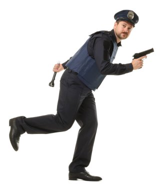 Beyaz arka planda silah ve el feneri olan üniformalı bir polis.