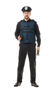 Beyaz arka planda silah ve el feneri olan üniformalı bir polis.