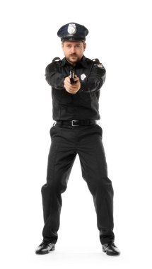 Beyaz arka planda silahlı üniformalı bir polis.