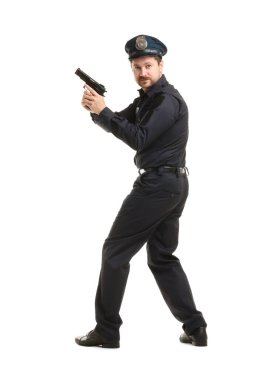 Beyaz arka planda silahlı üniformalı bir polis.