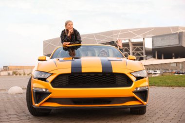 Üst düzey bir çift şehirde gezintiden zevk alıyor.