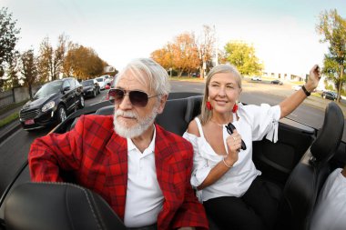 Üst düzey bir çift şehirde gezintiyi seviyor, geniş açılı mercek.