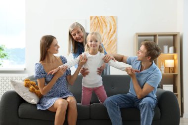 Oğlunun ailesiyle birlikte evde kıdemli bir kadın.