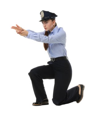 Beyaz arka planda poz veren üniformalı genç kadın polis.