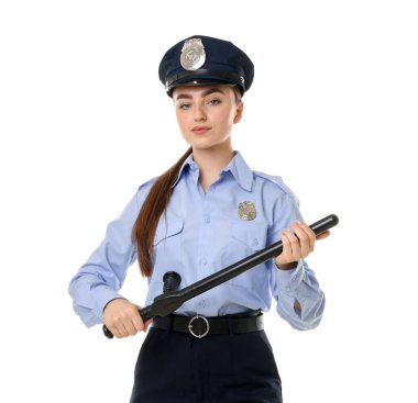 Beyaz arka planda copu olan üniformalı genç bir kadın polis.