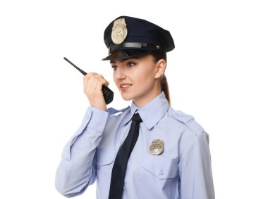 Beyaz arka planda telsizi olan üniformalı genç bir kadın polis.