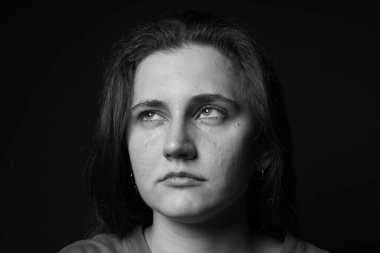 Üzgün kadın karanlık arka planda ağlıyor. Siyah ve beyaz etkisi