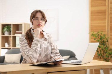 Ofiste çalışan profesyonel psikoterapist.