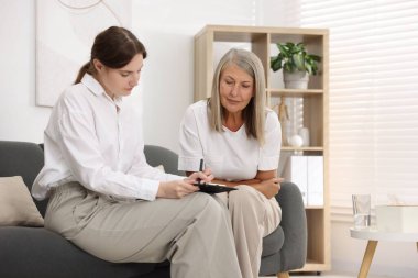 Ofiste hastayla çalışan profesyonel psikoterapist.