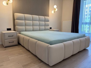 Şık bir yatak odası. Rahat büyük bir yatak odası ve parlak lambalar.