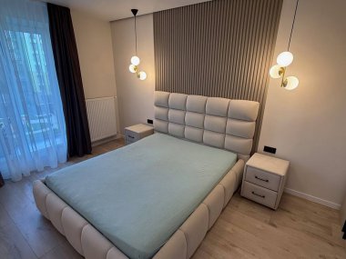 Şık bir yatak odası. Rahat büyük bir yatak odası ve parlak lambalar.