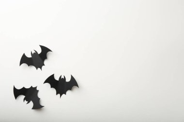 Cadılar Bayramı dekoru. Siyah kağıt yarasalar beyaz arka planda, düz yerde. Metin için boşluk