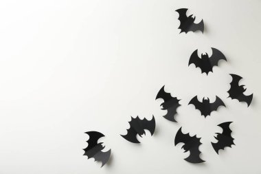 Cadılar Bayramı dekoru. Siyah kağıt yarasalar beyaz arka planda, düz yerde. Metin için boşluk