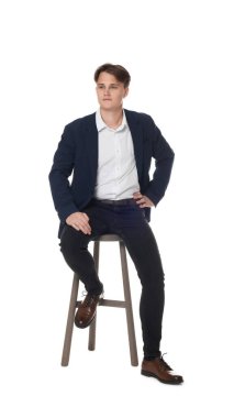 Beyaz arka planda kotlu bir adam var.