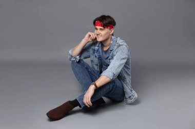 Gri arka planda şık kotlu adam.