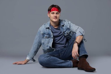 Gri arka planda şık kotlu adam.