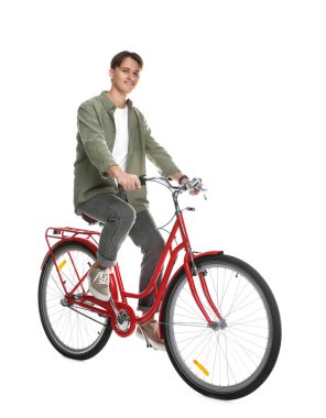 Beyaz arka planda kırmızı bisiklete binen yakışıklı adam.