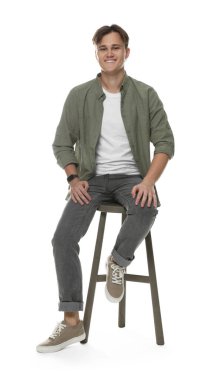 Beyaz arka planda kotlu bir adam var.