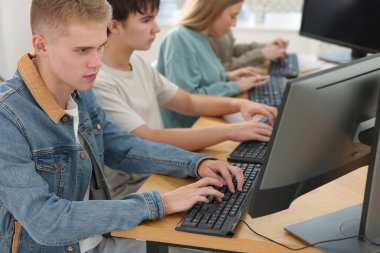 Çevrimiçi sınava giren öğrenciler, seçici odaklanma