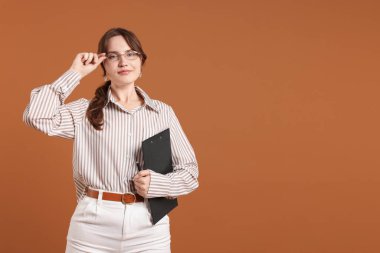 Kahverengi arka planda panosu olan profesyonel psikoterapist, metin için boşluk