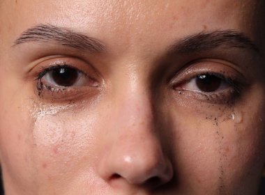 Üzgün, genç bir kadının ağlayışını yakından görmek