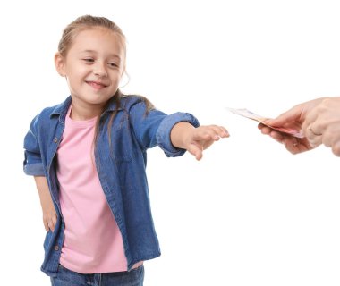 Anne kızına cep harçlığı veriyor, beyaz arka plan, yakın plan.