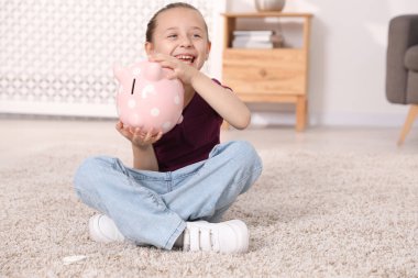 Cep harçlığı. Evde kumbarası olan küçük bir kız, mesaj atmak için yeri var.