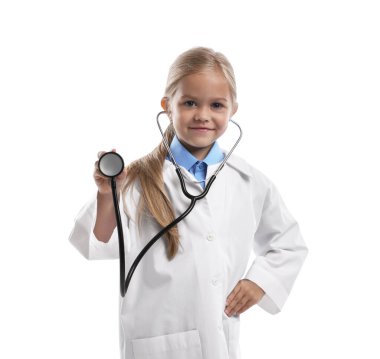 Meslek seçimi. Steteskoplu küçük kız beyaz arka planda doktor gibi davranıyor.
