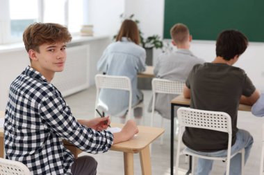 Tahta masada sınava giren öğrenciler, seçici odaklanma