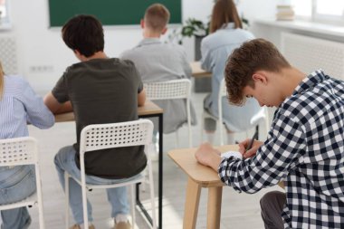 Tahta masada sınava giren öğrenciler, seçici odaklanma