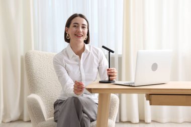 Podcast sunucusu içerideki talk show 'u kaydediyor, kamera görüntüsü