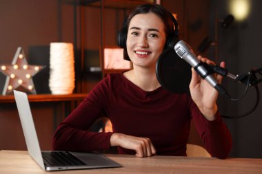 Podcast sunucusu içerideki talk show 'u kaydediyor, kamera görüntüsü