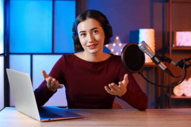 Podcast sunucusu içerideki talk show 'u kaydediyor, kamera görüntüsü