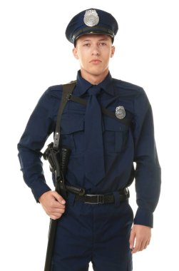 Beyaz arka planda üniformalı genç bir polis.