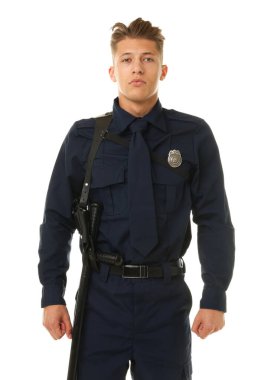 Beyaz arka planda üniformalı genç bir polis.