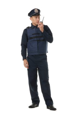 Beyaz arka planda telsizi olan üniformalı genç bir polis.