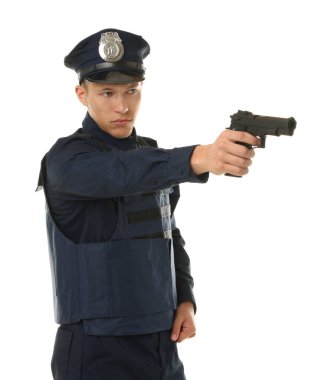 Beyaz arka planda silahlı, üniformalı genç bir polis.