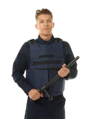 Beyaz arka planda copu olan üniformalı genç polis.