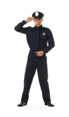 Beyaz arka planda üniformalı genç bir polis.