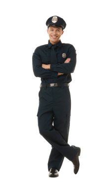 Beyaz arka planda üniformalı genç bir polis.