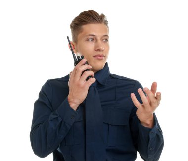 Beyaz arka planda telsizi olan üniformalı genç bir polis.