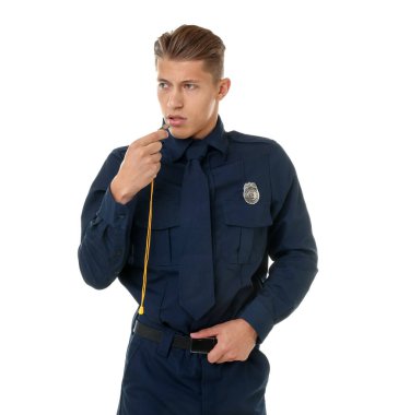 Beyaz arka planda ıslık çalan üniformalı genç bir polis.